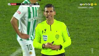 Momentazo en Portugal: árbitro explicó a todo el estadio por qué anuló un gol de chalaca