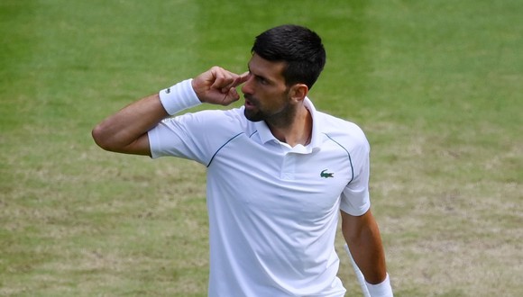 Novak Djokovic clasificó a semifinales de Wimbledon tras vencer a Jannik Sinner. (Foto: EFE)