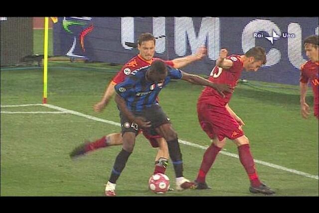 La patada por atrás de Totti a Balotelli.