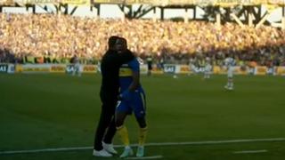 Luis Advíncula y Battaglia protagonizaron un emotivo abrazo tras el gol de Fabra