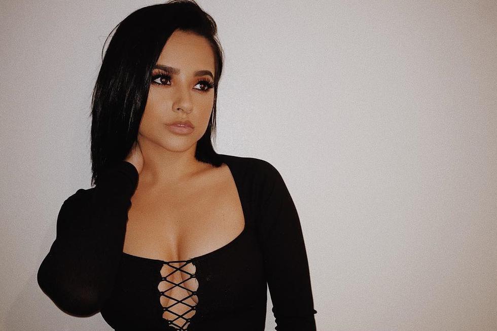 Becky G muestra cómo se ejercita tras su lesión a la rodilla. (Foto: @iambeckyg)