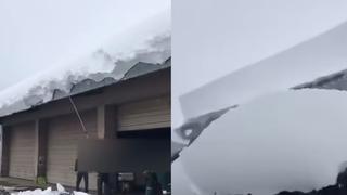 Trabajador intenta quitar la nieve de un techo y provoca un avalancha