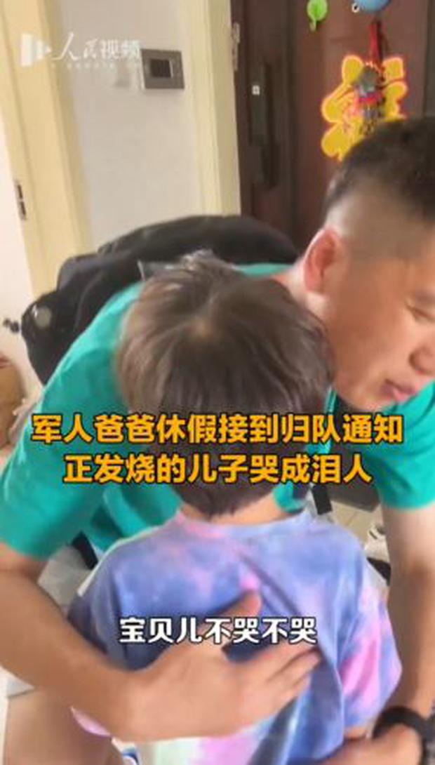 El padre acarició al pequeño para tratar de consolarlo. (Foto: Weibo)