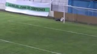 De no creer: camillero ingresa a atender a futbolista, pero sale lesionado [VIDEO]