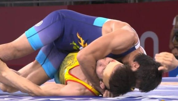 Luchador kazajo mordió en el brazo a su rival para que lo soltara en las semifinales de lucha libre en Tokio 2020. (Twitter)