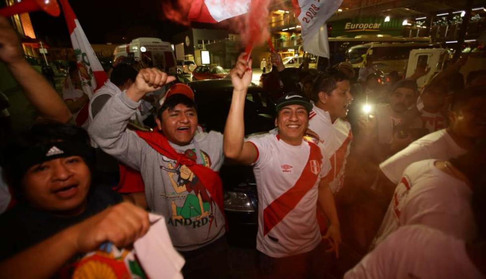 Perú vs. Uruguay: el banderazo en la concentración de la selección en Montevideo. (Foto: Jesús Saucedo / GEC)