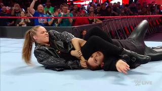 No perdona: Ronda Rousey le aplicó una 'palanca al brazo' a Stephanie McMahon en RAW [VIDEO]