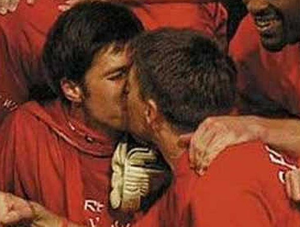 Xabi Alonso y Steven Gerrard se besaron luego de protagonizar el 'Milagro de Estambul'.