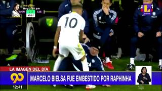 Marcelo Bielsa fue impactado por Raphinha y acabó en el piso en la Premier League