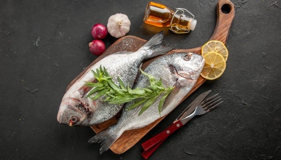 El pescado es buena fuente de lisina y triptófano, aminoácidos o bloques de construcción de las proteínas que el cuerpo humano no puede producir, por lo que necesita obtenerlos a partir de los alimentos. (Foto: Freepik).