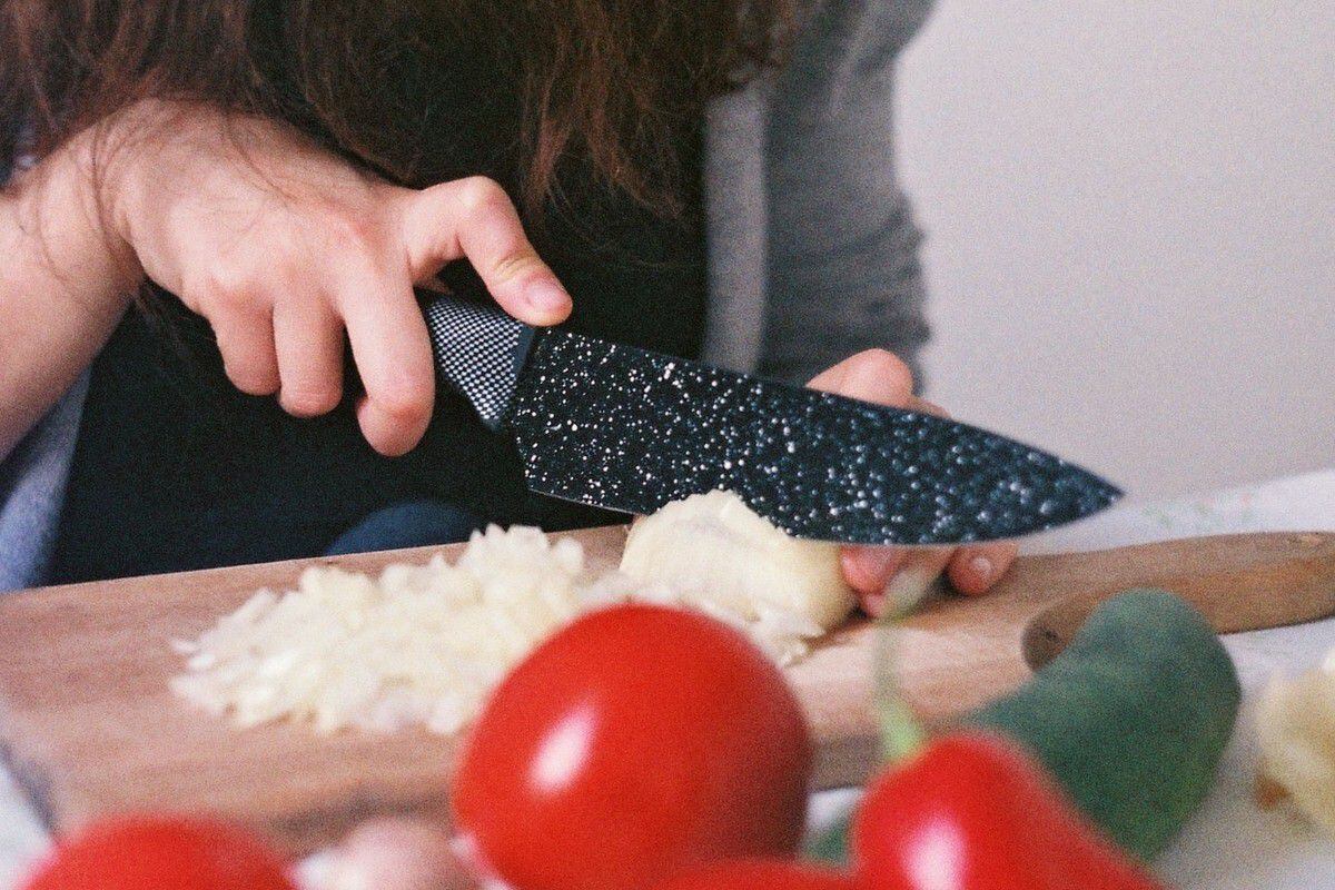 TRUCOS CASEROS | El cuchillo de cocina nunca debe quedar sucio de un día para otro. (Foto: Pexels)