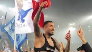 ¡Lo ovacionaron! Hinchas de Malmö alzaron en hombros a Sergio Peña tras el título en Suecia [VIDEO]