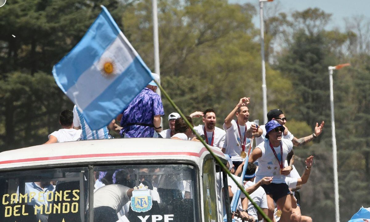 Así empezó el recorrido de los campeones del mundo por Buenos Aires.