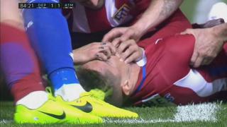 ¡Terrible! Fernando Torres se desplomó sobre el césped en el Atlético-Deportivo La Coruña