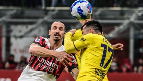 El fuerte choque de Medel con Ibrahimovic que dejó ensangrentados a ambos. (Foto: AFP)