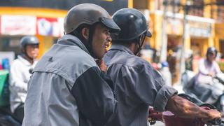 Cámara capta el momento cómo un hombre detiene a dos ladrones en moto de una insólita forma 