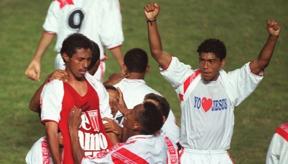 Hermosa postal del Perú vs. Paraguay que arrancó las Eliminatorias a Japón-Corea 2002. El 'Chorri' hizo inmortal la frase "Te amo, Perú". FOTO: ROBERTO MATTA / EL COMERCIO.