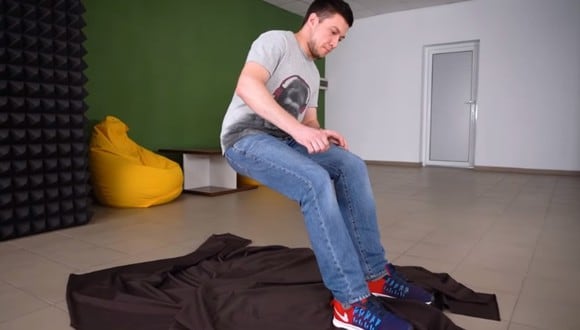 Un ingeniero explica cómo hacer la pieza para el truco de ilusionismo de sentarse en el aire. (Foto: The Q / YouTube)