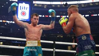 Canelo Álvarez apaleó a Saunders y se lleva los cetros supermedianos CMB, AMB y OMB 