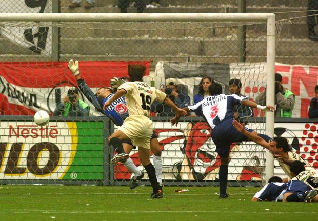 El gol de Vilallonga que le dio el título del Apertura 2002 a los cremas. 
FOTO:  GERMAN FALCON/EL COMERCIO
