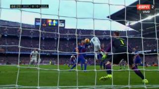 Gerard Piqué casi mete autogol en el Clásico tras genial jugada de Isco