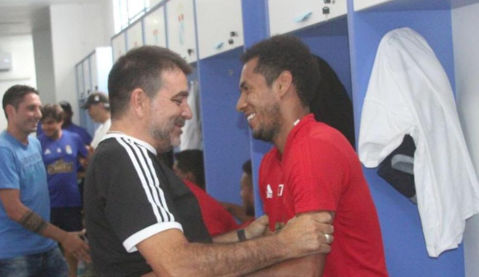 Claudio Vivas llegó a Lima y rápidamente fue hasta el Gallardo para visitar a sus jugadores. (Foto: Sporting Cristal)