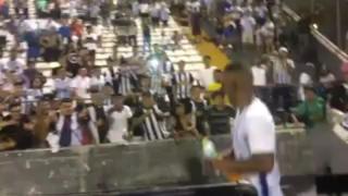 Alianza Lima: Luis Trujillo lanzó botella a hinchas en la tribuna (VIDEO)