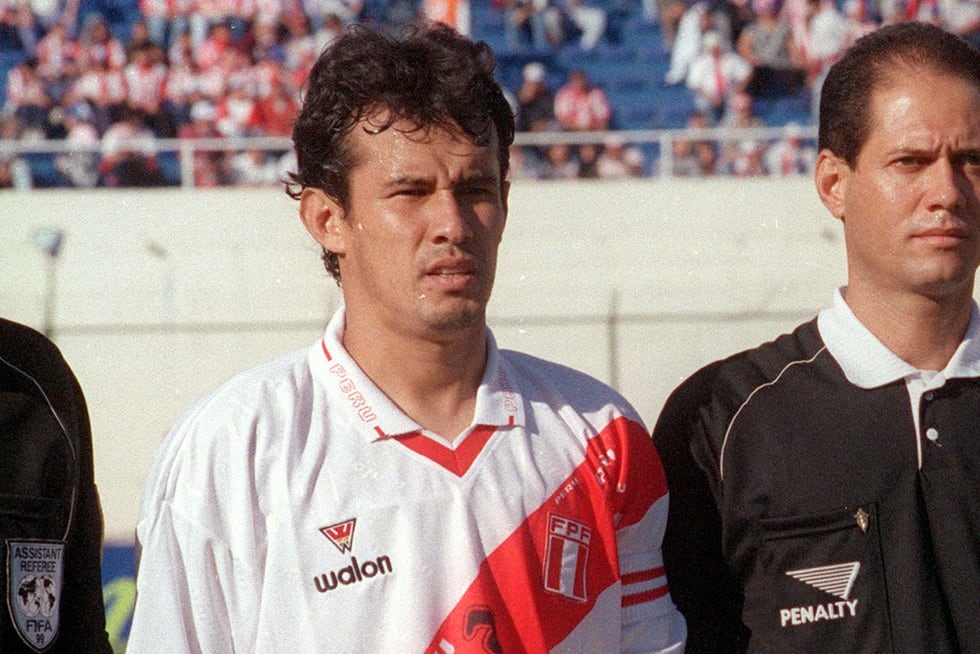 Juan Reynoso defendió la bicolor en 84 ocasiones, anotando un total de cinco goles. Con la Selección Peruana jugó en las Eliminatorias para Italia 90, Estados Unidos 1994 y Francia 1998, así como en las Copas Américas de 1987, 1989, 1993 y 1999. (Foto: GEC Archivo Histórico)