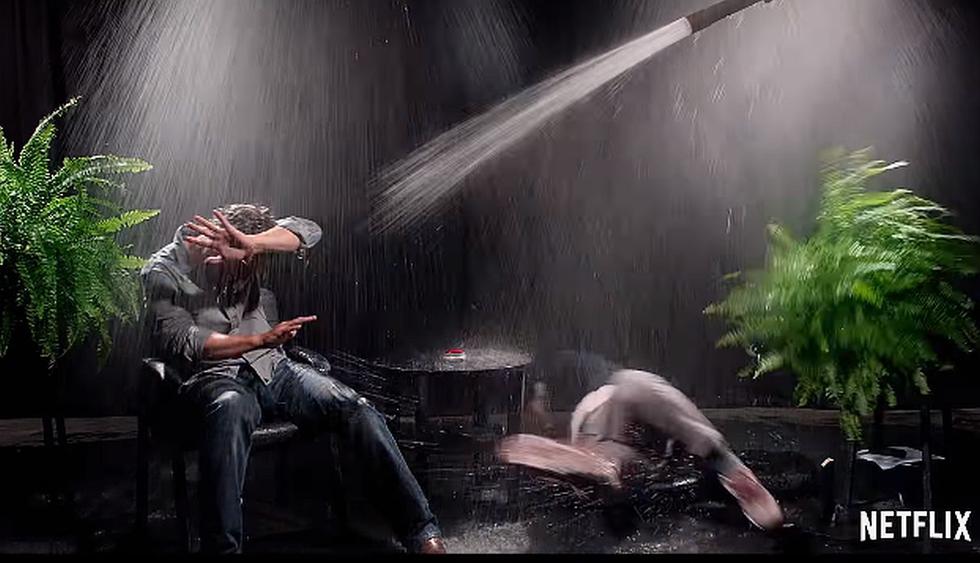 Zach Galifianakis mata a Matthew McConaughey en el tráiler de "Entre dos helechos: La película". (Foto: Captura de video)