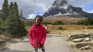 Una niña se reencuentra con su peluche tras perderlo hace un año en un viaje por las montañas 