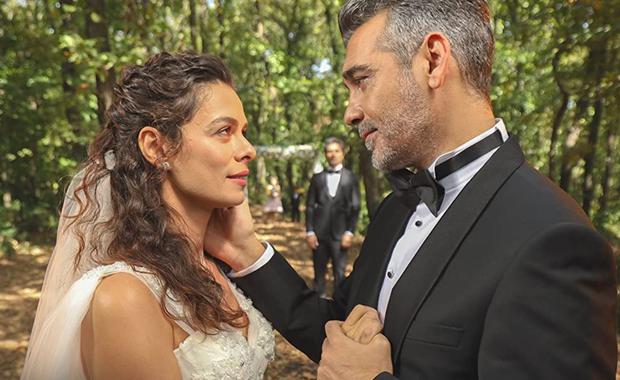 Özge Özpirinçci y Caner Cindoruk en la telenovela "Mujer" (Foto: Med Yapim)