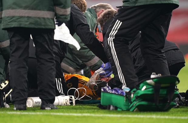 Raúl Jiménez fue trasladado de emergencia a un hospital de Londres tras su lesión (Foto: Getty Images).
