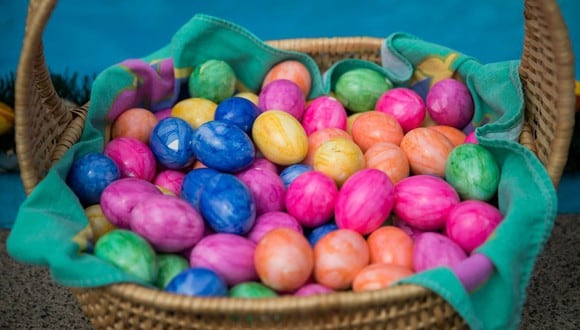 Los huevos de colores se muestran el domingo de Pascua, el 16 de abril de 2017 en Mitterteich, al sur de Alemania (Foto: Daniel Karmann / DPA / AFP)