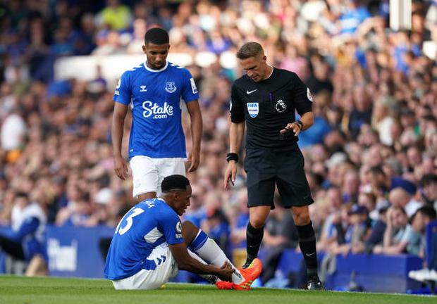 Yerry Mina sufrió una lesión en el tobillo en la derrota del Everton ante el Chelsea. (Foto: Getty Images)