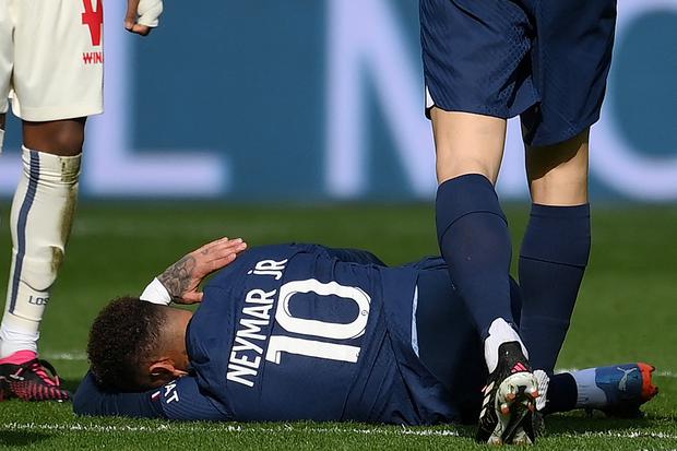 Neymar se lesionó en el tobillo durante el partido entre el PSG y el Lille. (Foto: AFP)