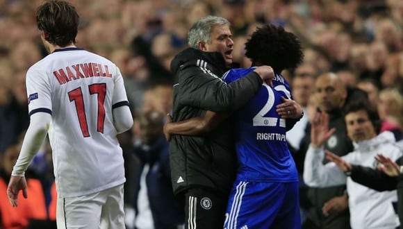 Jose Mourinho y el brasileño Willian coincidieron en el Chelsea entre el 2013 y 2015. (AFP)