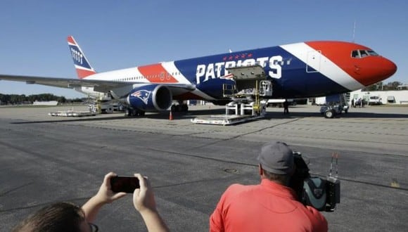 Avión de los Patriots traerá más de un millón de tapabocas contra el coronavirus hacia Estados Unidos. (AP)