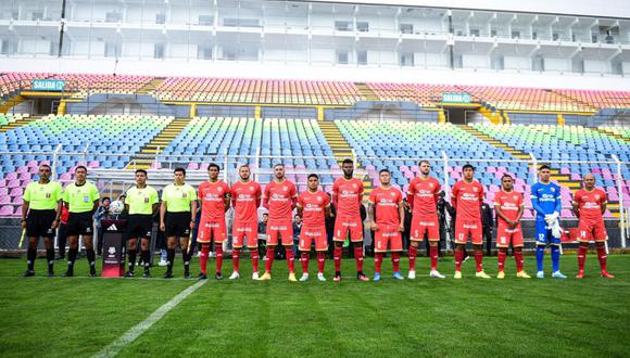 Los jugadores de Huancayo esperando el anuncio del walkover en el estadio Inca Garcilaso de la Vega de Cusco. (Foto: Liga 1)