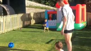 Patea mejor que muchos: así 'entrena' Cristiano Ronaldo a su hijo Mateo para que sea un crack como él [VIDEO]