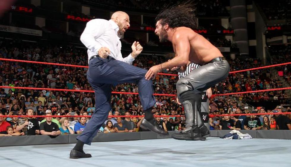 Triple H hizo una aparición sorpresa para ayudar a Kevin Owens. (WWE)