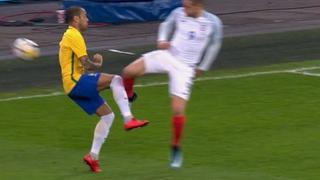 Eso sí duele: Dani Alves víctima de dolorosa entrada en el Brasil-Inglaterra