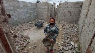 Mujer con 4 hijos construye su propia casa tras quedarse sin dinero para el alquiler 