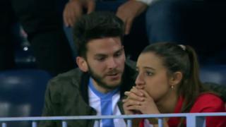 Fueron juntos a La Rosaleda pero tras el cuarto gol del Málaga al Sevilla la actitud de ella cambió [VIDEO]