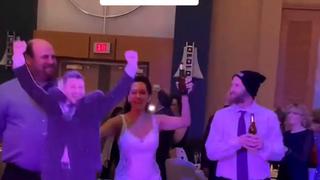 Mujer celebró su boda con figura de cartón de su esposo porque le dio COVID-19 [VIDEO]