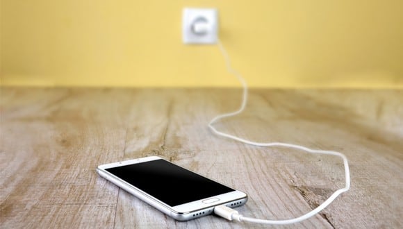 Los móviles antiguos pueden dañarse si los dejas cargando durante toda la noche (Foto: Shutterstock)