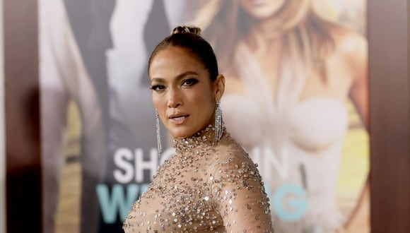 Jennifer Lopez brilló en la alfombra de su nueva película 'Shotgun Wedding' con un vestido transparente salpicado de cristales dorados.  (Foto: Emma McIntyre/Getty Images)