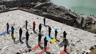 ¡Subirán al volcán Chachani! Deportistas buscan el récord de yoga en altura