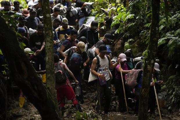 Migrantes, en su mayoría venezolanos, cruzan el Tapón del Darién desde Colombia hacia Panamá con la esperanza de llegar a Estados Unidos, el sábado 15 de octubre de 2022. (Foto: AP/Fernando Vergara).