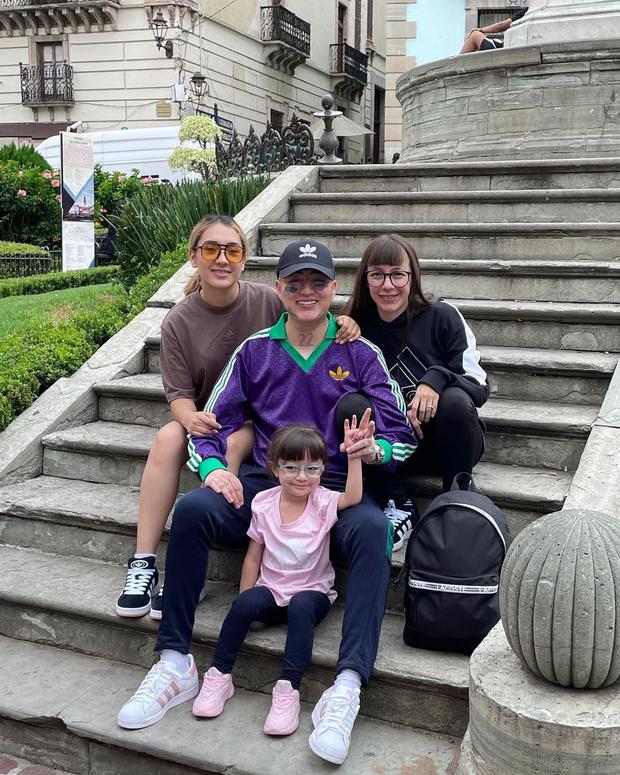 Dani Flow junto a su hija, su esposa y su novia. Todas forman parte de su familia (Dani Flow / Instagram)