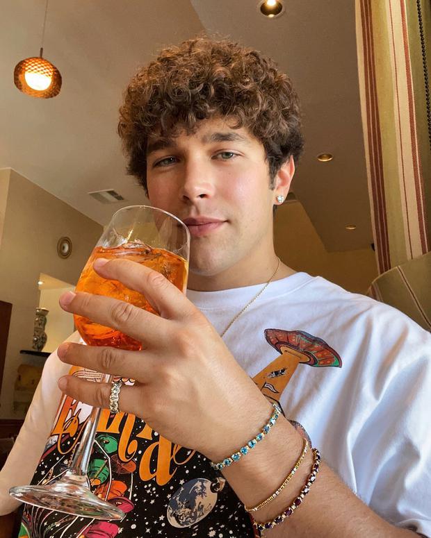 Austin Mahone bebiendo un Aperol Spritz en un restaurante italiano (Foto: Austin Mahone / Instagram)